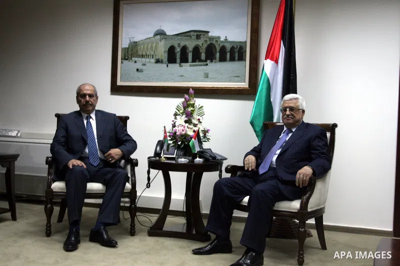 Palestinian President Mahmoud Abbas meets with Jordanian Prime Minister Fayez al-Tarawneh in the West Bank city of Ramallah October 4, 2012. Photo by Issam Rimawi