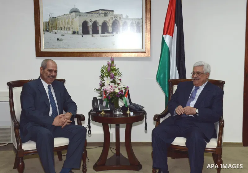 Palestinian President Mahmoud Abbas meets with Jordanian Prime Minister Fayez al-Tarawneh in the West Bank city of Ramallah, October 4, 2012. Photo by Mohamed al-Ateeq