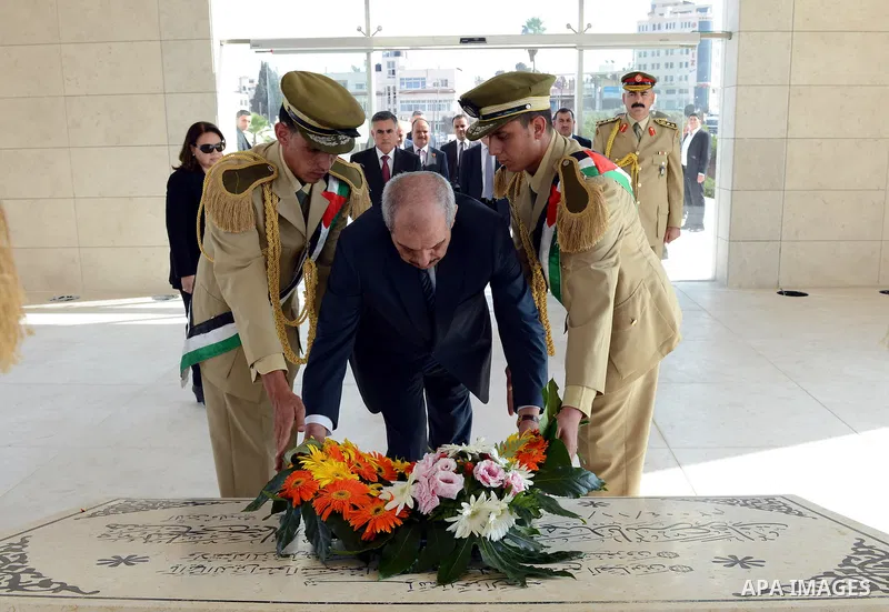 Jordanian Prime Minister Fayez al-Tarawneh lays a wreath to the tomb of former Palestinian President and PLO-leader Yassir Arafat during a visit to the West Bank city of Ramallah, October 4, 2012. Photo by Mohamed al-Ate...