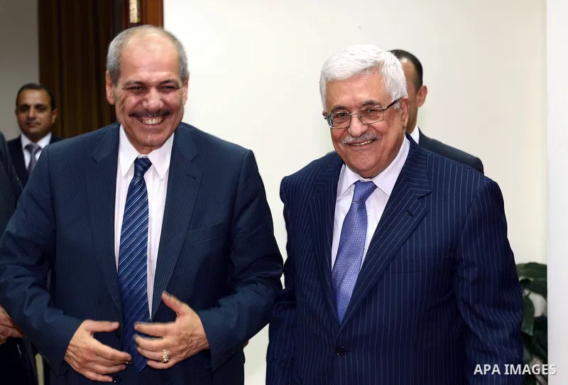 Palestinian President Mahmoud Abbas meets with Jordanian Prime Minister Fayez al-Tarawneh in the West Bank city of Ramallah, October 4, 2012. Photo by Mohamed al-Ateeq