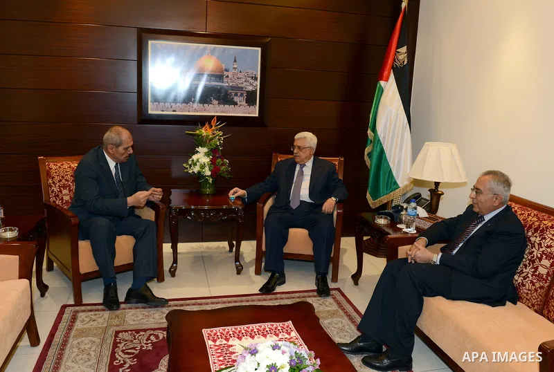 Palestinian President Mahmoud Abbas meets with Jordanian Prime Minister Fayez al-Tarawneh in the West Bank city of Ramallah, October 4, 2012. Photo by Mohamed al-Ateeq