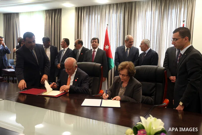 Palestinian Prime Minister Salam Fayyad and his Jordanian counterpart Fayez al-Tarawneh attend signing joint cooperation agreements between their governments in the West Bank city of Ramallah, 04 October 2012. Photo by M...