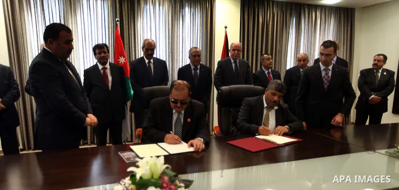 Palestinian Prime Minister Salam Fayyad and his Jordanian counterpart Fayez al-Tarawneh attend signing joint cooperation agreements between their governments in the West Bank city of Ramallah, 04 October 2012. Photo by M...