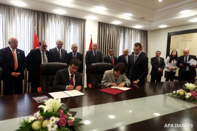 Palestinian Prime Minister Salam Fayyad and his Jordanian counterpart Fayez al-Tarawneh attend signing joint cooperation agreements between their governments in the West Bank city of Ramallah, 04 October 2012. Photo by M...