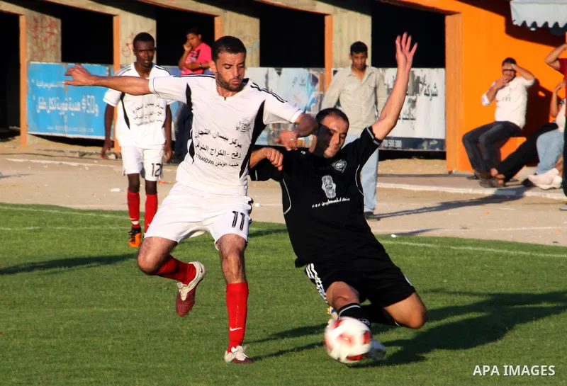 The Palestinian team of Gaza Sport and the team of Rafah during the premier league in Gaza city on Oct. 05 2012. Photo by Alaa Shamaly