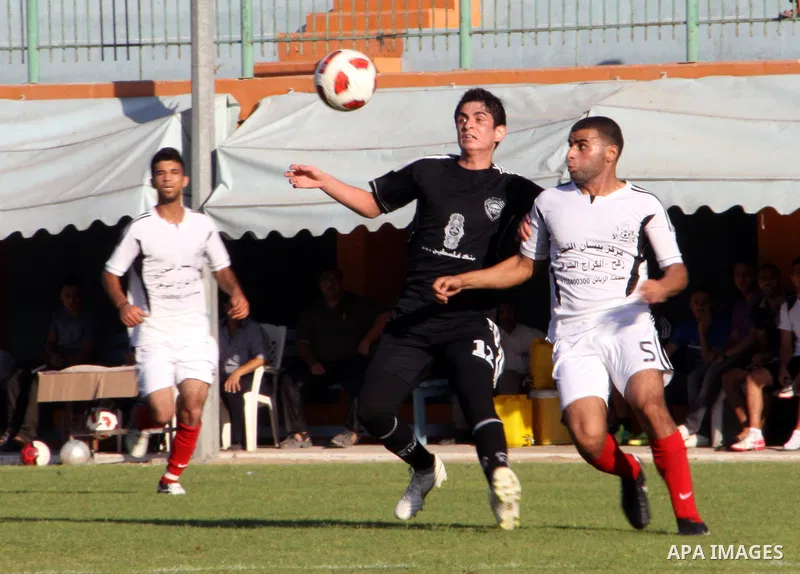 The Palestinian team of Gaza Sport and the team of Rafah during the premier league in Gaza city on Oct. 05 2012. Photo by Alaa Shamaly