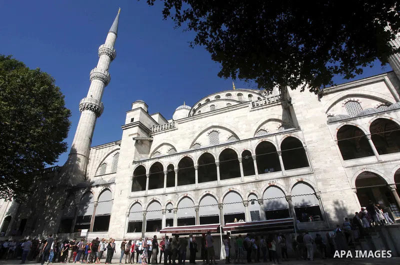 Foreign tourists during a tour in the Tourism places, in Turkey on Oct. 08, 2012. Photo by Ashraf Amra