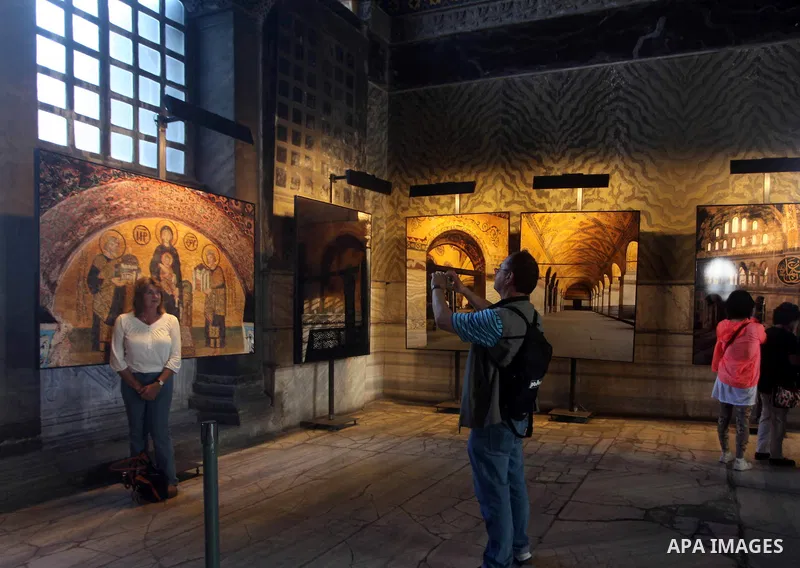 Foreign tourists during a tour in the Tourism places, in Turkey on Oct. 08, 2012. Photo by Ashraf Amra