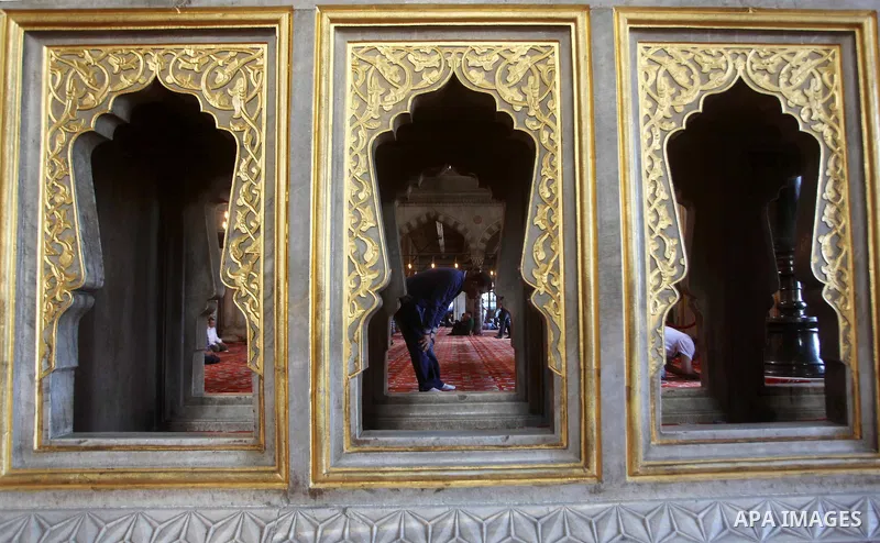 Foreign tourists during a tour in the Tourism places, in Turkey on Oct. 08, 2012. Photo by Ashraf Amra