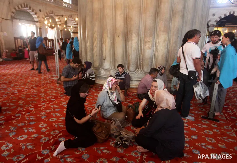 Foreign tourists during a tour in the Tourism places, in Turkey on Oct. 08, 2012. Photo by Ashraf Amra