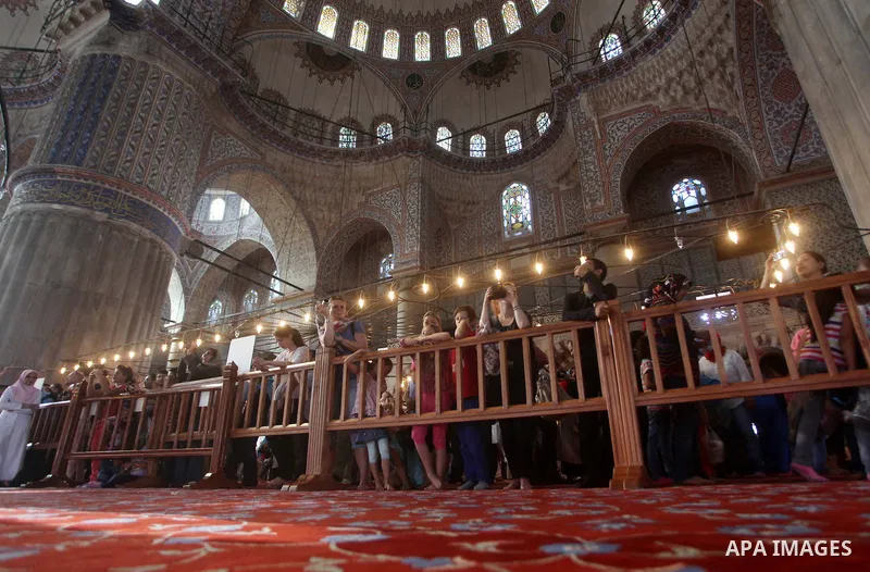 Foreign tourists during a tour in the Tourism places, in Turkey on Oct. 08, 2012. Photo by Ashraf Amra