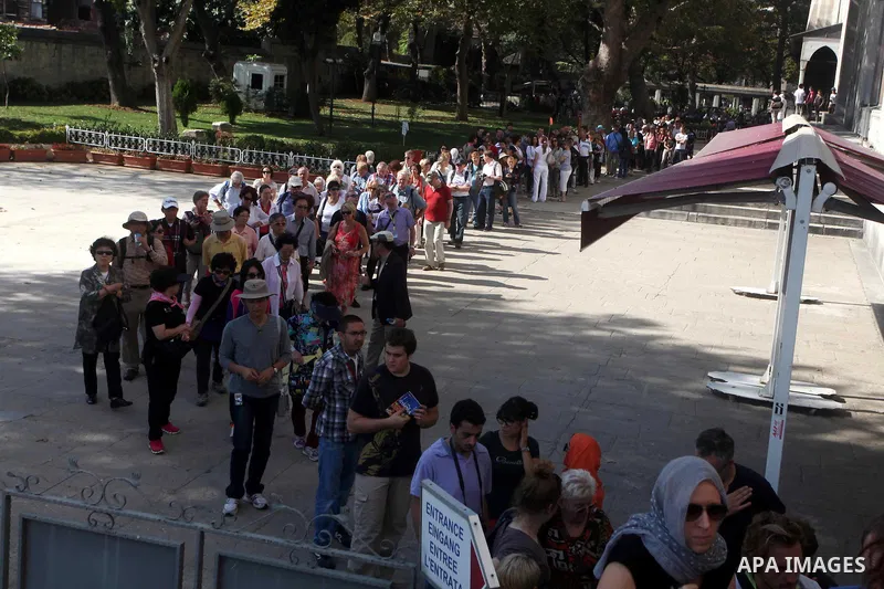Foreign tourists during a tour in the Tourism places, in Turkey on Oct. 08, 2012. Photo by Ashraf Amra