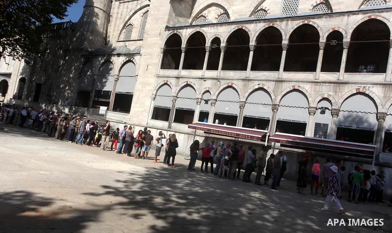 Foreign tourists during a tour in the Tourism places, in Turkey on Oct. 08, 2012. Photo by Ashraf Amra