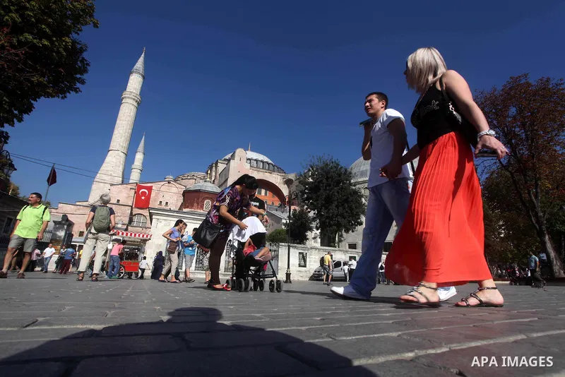 Foreign tourists during a tour in the Tourism places, in Turkey on Oct. 08, 2012. Photo by Ashraf Amra