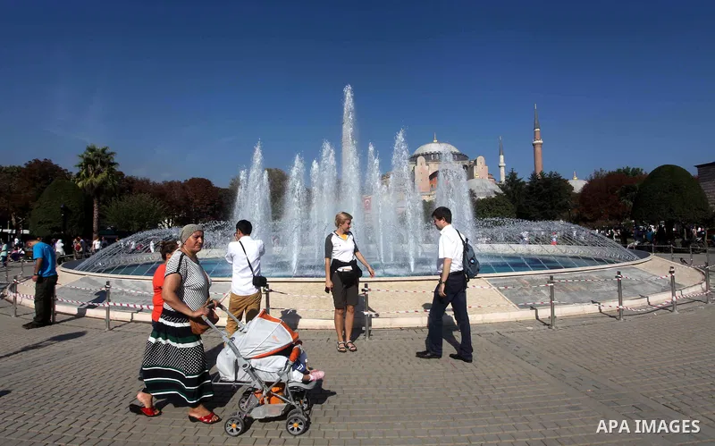 Foreign tourists during a tour in the Tourism places, in Turkey on Oct. 08, 2012. Photo by Ashraf Amra