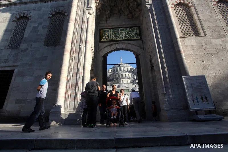 Foreign tourists during a tour in the Tourism places, in Turkey on Oct. 08, 2012. Photo by Ashraf Amra