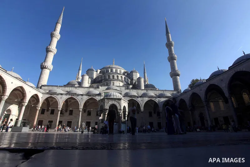 Foreign tourists during a tour in the Tourism places, in Turkey on Oct. 08, 2012. Photo by Ashraf Amra
