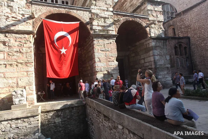 Foreign tourists during a tour in the Tourism places, in Turkey on Oct. 08, 2012. Photo by Ashraf Amra