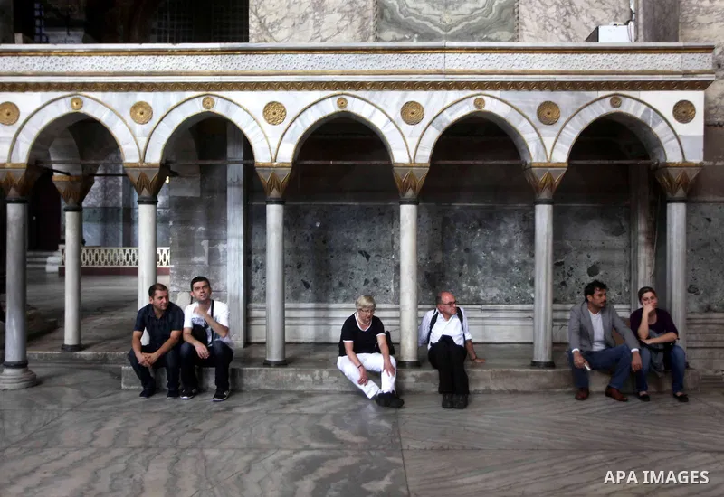 Foreign tourists during a tour in the Tourism places, in Turkey on Oct. 08, 2012. Photo by Ashraf Amra