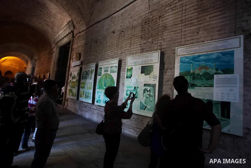 Foreign tourists during a tour in the Tourism places, in Turkey on Oct. 08, 2012. Photo by Ashraf Amra