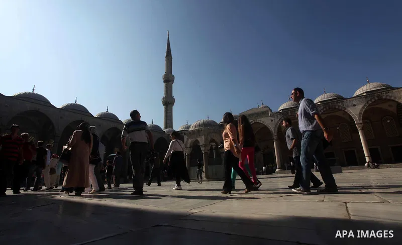 Foreign tourists during a tour in the Tourism places, in Turkey on Oct. 08, 2012. Photo by Ashraf Amra
