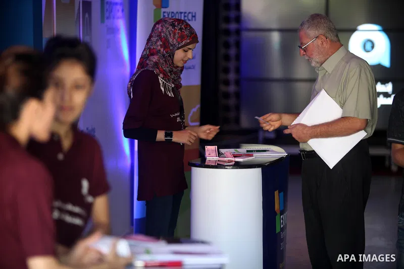 Palestinians participate in an Palestine's Technology Week "Expotech" in Gaza city on Oct. 09, 2012. Photo by Majdi Fathi