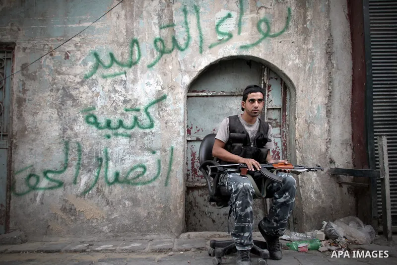 Free Syrian Army from liwaa al-Tawheed converge during heavy clashes with Syrian government forces in the neighborhood of al-Said Ali, in the city of Aleppo on September 07, 2012. Photo by Ahmed Deeb