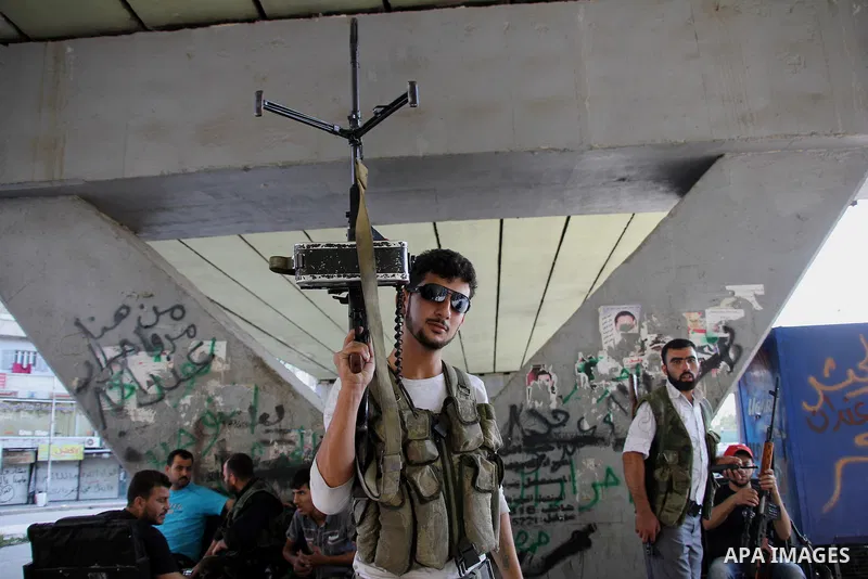 Free Syrian army survey the situation in Aleppo, Syria, September 12, 2012. Syrian FSA have vowed to retake control of the large Hanano army base in Aleppo, a few days after loosing control of it to Syrian government for...
