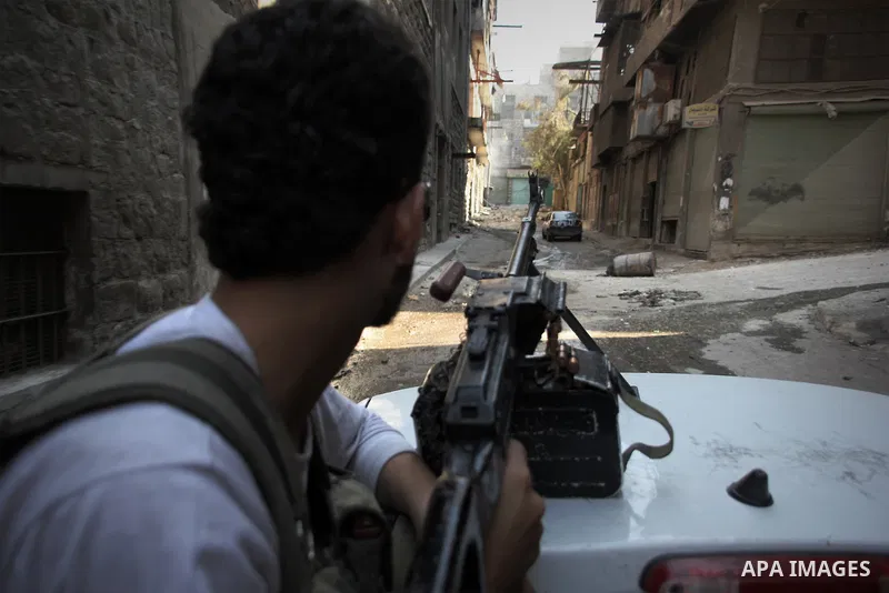 Free Syrian army survey the situation in Aleppo, Syria, September 12, 2012. Syrian FSA have vowed to retake control of the large Hanano army base in Aleppo, a few days after loosing control of it to Syrian government for...