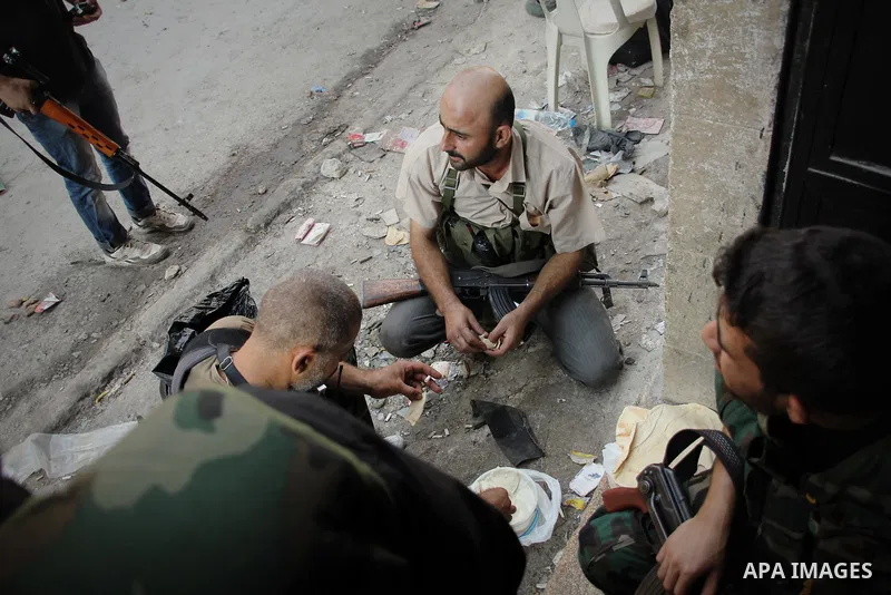 Free Syrian army survey the situation in Aleppo, Syria, September 12, 2012. Syrian FSA have vowed to retake control of the large Hanano army base in Aleppo, a few days after loosing control of it to Syrian government for...