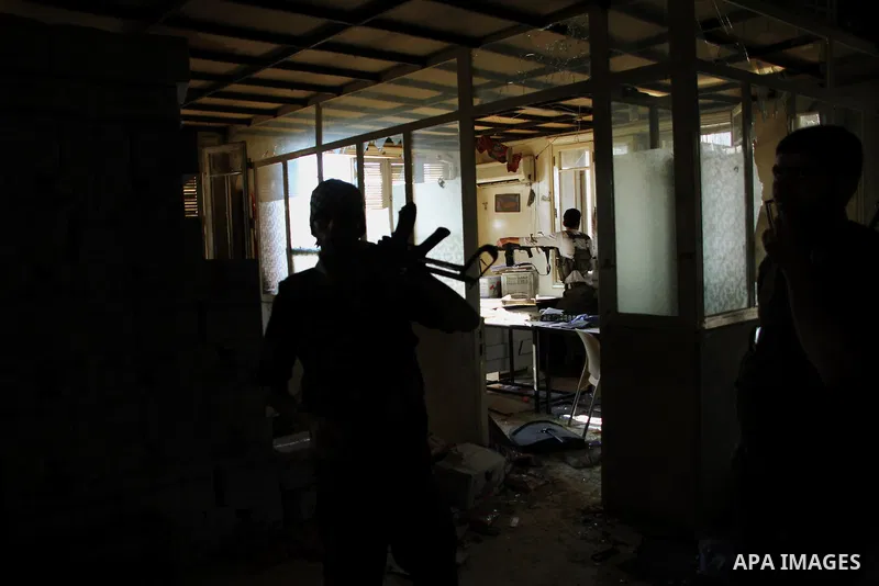 Free Syrian army survey the situation in Aleppo, Syria, September 12, 2012. Syrian FSA have vowed to retake control of the large Hanano army base in Aleppo, a few days after loosing control of it to Syrian government for...