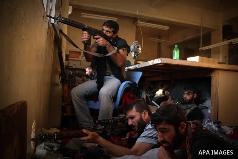 Free Syrian army survey the situation in Aleppo, Syria, September 12, 2012. Syrian FSA have vowed to retake control of the large Hanano army base in Aleppo, a few days after loosing control of it to Syrian government for...