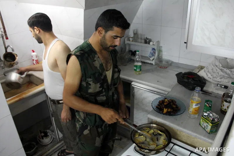 Free Syrian Army prepares dinner after clashes with regime forces in Aleppo in northern Syria on September 16, 2012. Photo by Ahmed Deeb