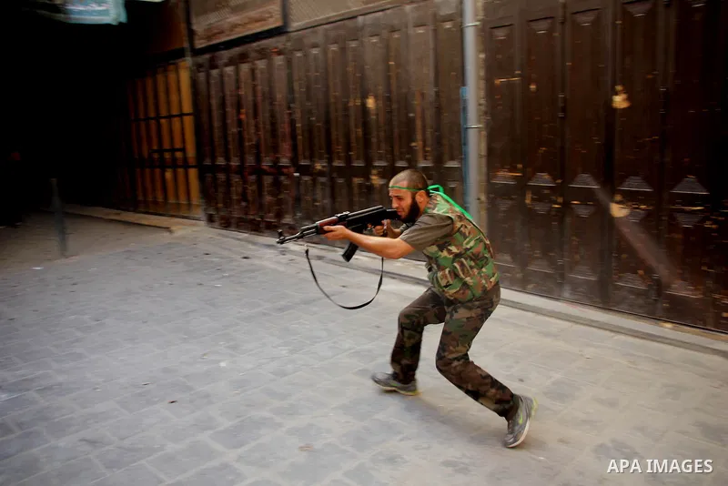 Free Syrian Army from liwaa al-Tawheed converge during heavy clashes with Syrian government forces near Aleppo's castle, in the city of Aleppo on September 18, 2012. Photo by Ahmed Deeb