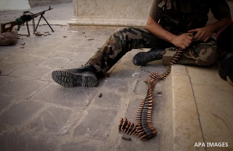 Free Syrian Army from liwaa al-Tawheed converge during heavy clashes with Syrian government forces near Aleppo's castle, in the city of Aleppo on September 18, 2012. Photo by Ahmed Deeb