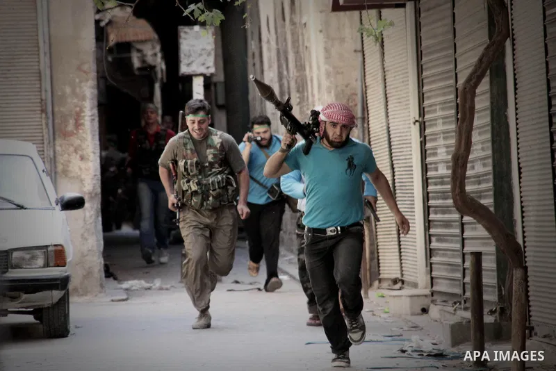 Free Syrian Army from liwaa al-Tawheed converge during heavy clashes with Syrian government forces near Aleppo's castle, in the city of Aleppo on September 18, 2012. Photo by Ahmed Deeb