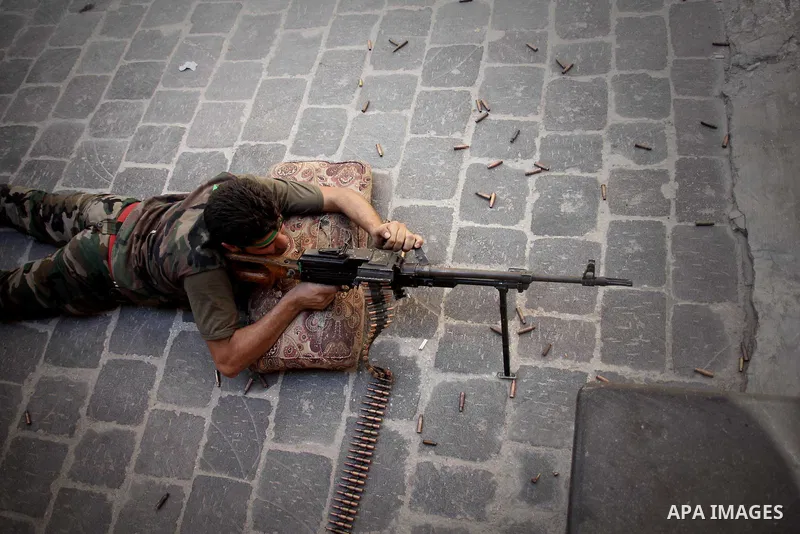 Free Syrian Army from liwaa al-Tawheed converge during heavy clashes with Syrian government forces near Aleppo's castle, in the city of Aleppo on September 18, 2012. Photo by Ahmed Deeb