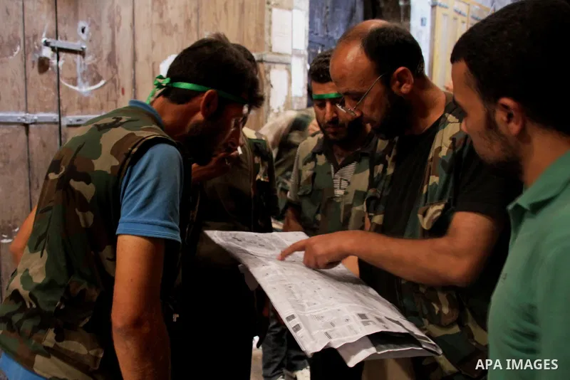 Free Syrian Army from liwaa al-Tawheed converge during heavy clashes with Syrian government forces near Aleppo's castle, in the city of Aleppo on September 18, 2012. Photo by Ahmed Deeb