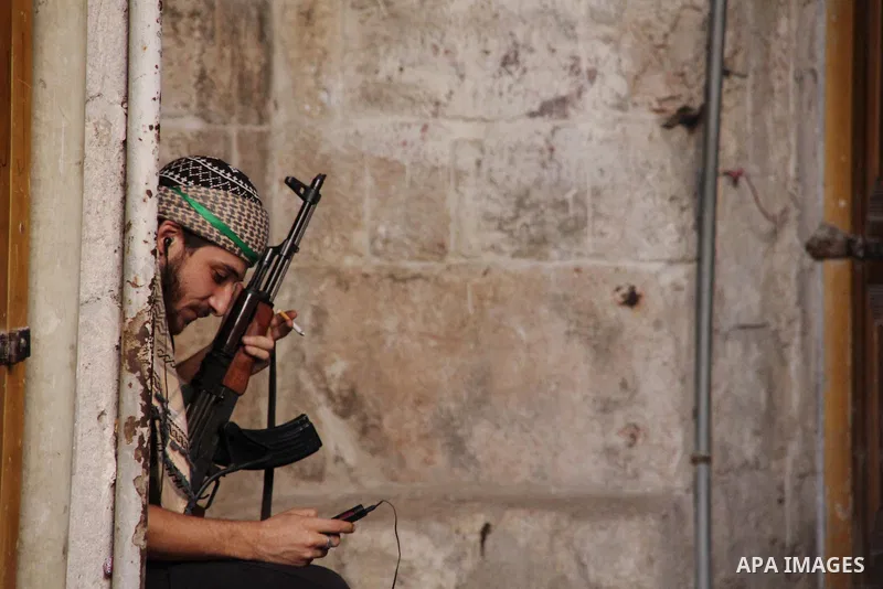 Free Syrian Army take position during clashes with regime forces in Aleppo in northern Syria on September 20, 2012. Photo by Ahmed Deeb