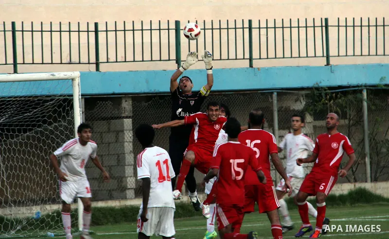 Palestinian soccer team of Gaza and the team of Palestine al-Ahli, play during the 5th round in the premier league in Gaza city on Oct. 12, 2012. Photo by Alaa Shamaly