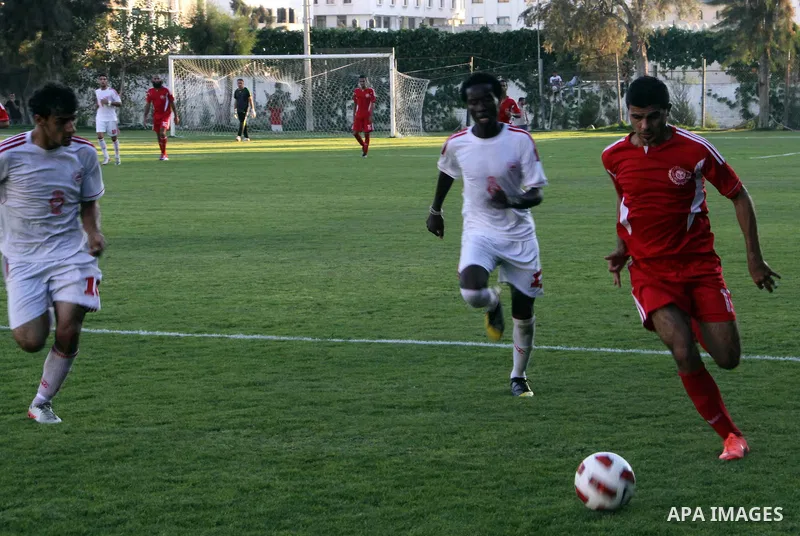 Palestinian soccer team of Gaza and the team of Palestine al-Ahli, play during the 5th round in the premier league in Gaza city on Oct. 12, 2012. Photo by Alaa Shamaly