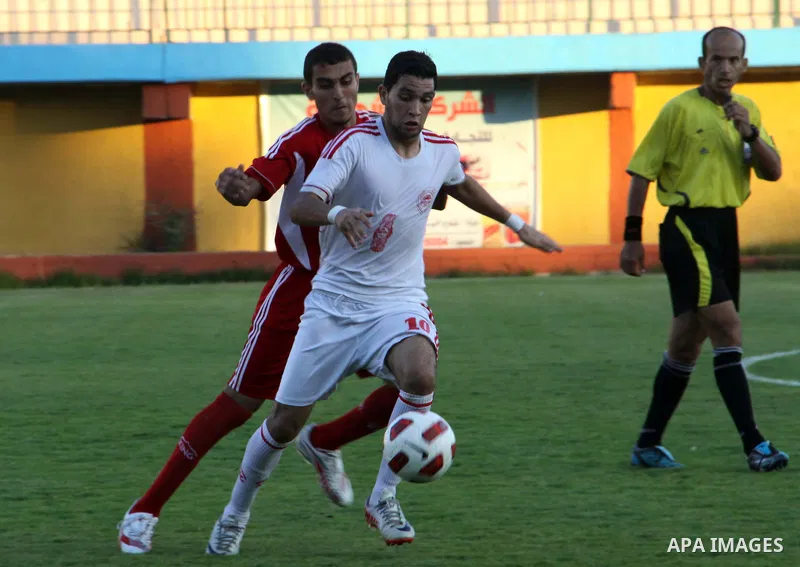 Palestinian soccer team of Gaza and the team of Palestine al-Ahli, play during the 5th round in the premier league in Gaza city on Oct. 12, 2012. Photo by Alaa Shamaly