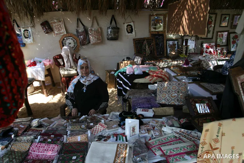 Palestinians woman participates in an exhibition Palestinian Heritage in Khan Younis in the southern Gaza Strip, on October 14, 2012. Photo by Eyad Al Baba