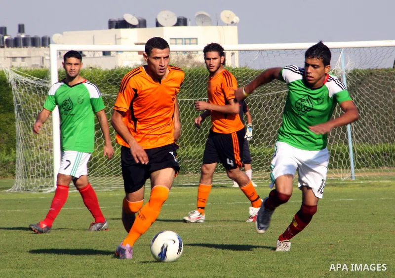 Palestinian soccer team of Shijaia and the team of Mashtal, play during the 5th round in the premier league in Gaza city on Oct. 14, 2012. Photo by Alaa Shamaly