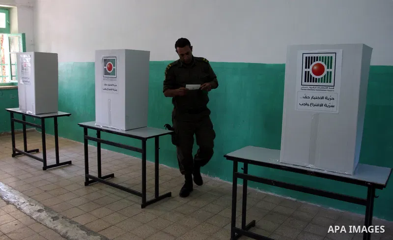 A member of Palestinian security forces casts his vote at a polling station in the West bank town of Ramallah, 18 October 2012. The polling stations will be open from seven AM to seven PM for about 13,000 members of the...