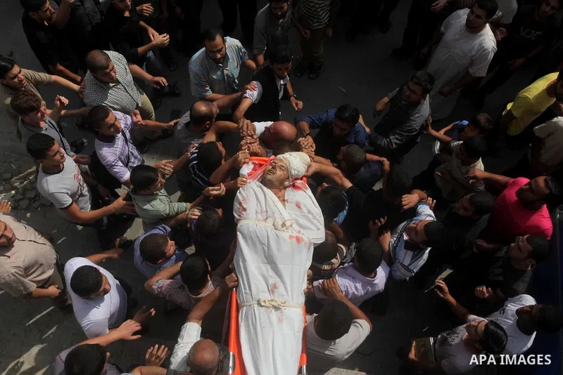 Palestinians carry the body of militant Abed Rahman Abu Jalalah during his funeral in Beit Lahia, in the northern Gaza Strip, on October 22, 2012. An Israeli air strikes killed two Gaza militants as they clashed with tro...