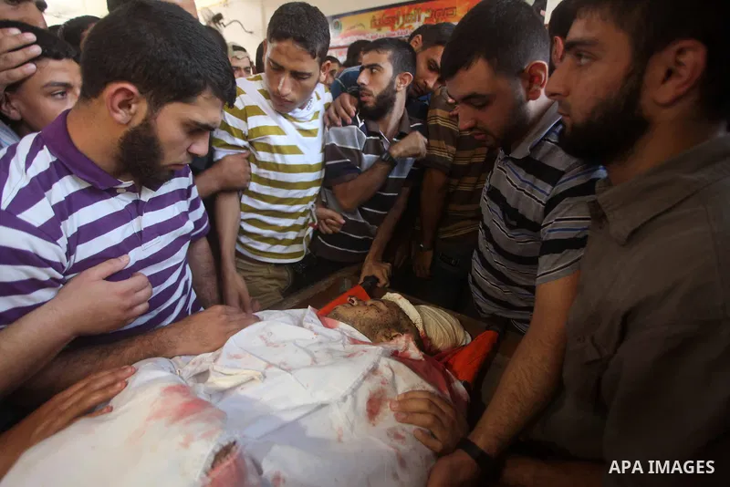 Palestinians carry the body of militant Abed Rahman Abu Jalalah during his funeral in Beit Lahia, in the northern Gaza Strip, on October 22, 2012. An Israeli air strikes killed two Gaza militants as they clashed with tro...