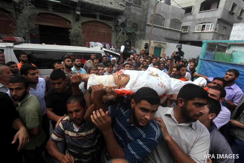 Palestinians carry the body of militant Abed Rahman Abu Jalalah during his funeral in Beit Lahia, in the northern Gaza Strip, on October 22, 2012. An Israeli air strikes killed two Gaza militants as they clashed with tro...
