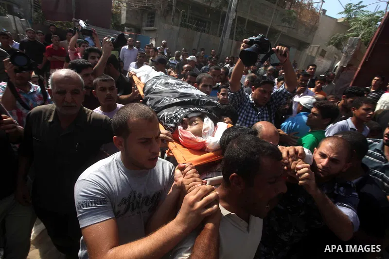 Palestinian mourners carry the body of Yasser al-Tarabeen during his funeral procession in Beit Hanun, in northern Gaza Strip, on October 22, 2012. Israeli air strikes killed two Gaza militants as they clashed with troop...
