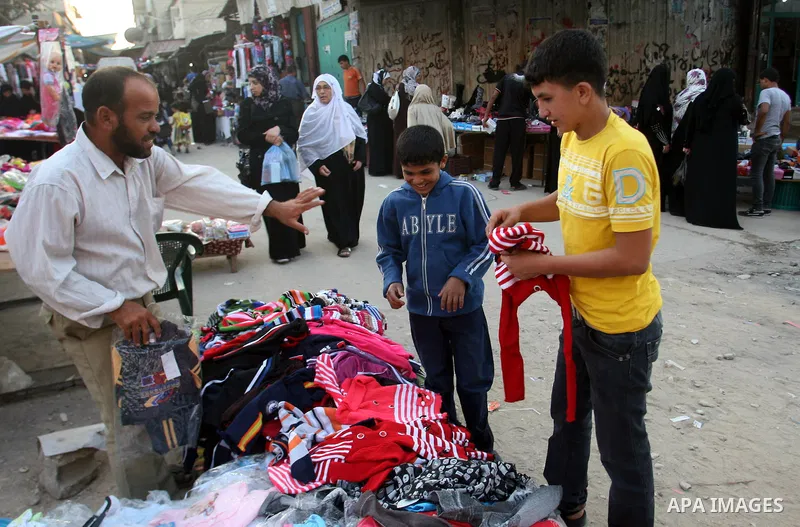 Palestinians shop in preparing to the celebration of Eid al-Adha festival at a market at the main market in Rafah southern Gaza strip, oct. 22, 2012. Muslims around the world prepare to celebrate Eid Al-Adha, which accor...